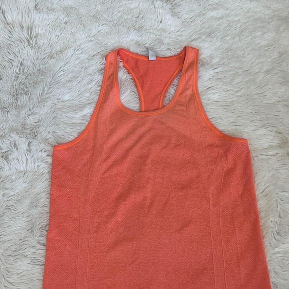 Woman’s Under Armour Tank Top Size Medium - Picture 3 of 7